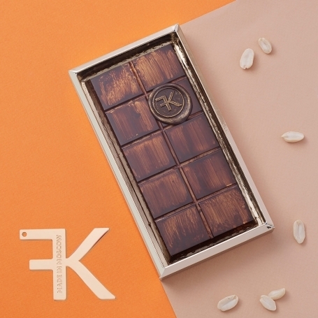 Шоколадная плитка «Молочный FKWOW-шоколад  с соленой карамелью и арахисовой начинкой                                   »