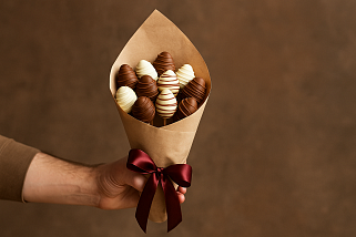 Как оригинально упаковать букет из шоколада своими руками